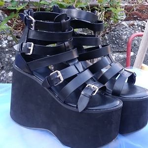 N.Y.L.A Gladiator sandal platforms black